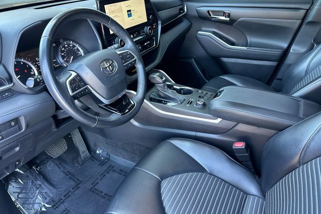 Used 2023 Toyota Highlander XSE AWD/4WD image 11