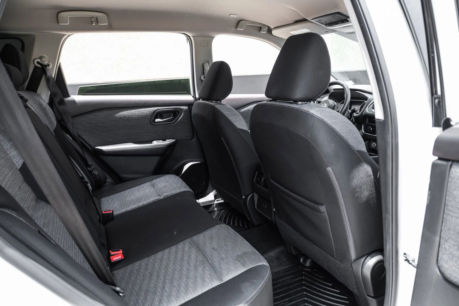 Used 2023 Nissan Rogue SV FWD image 38