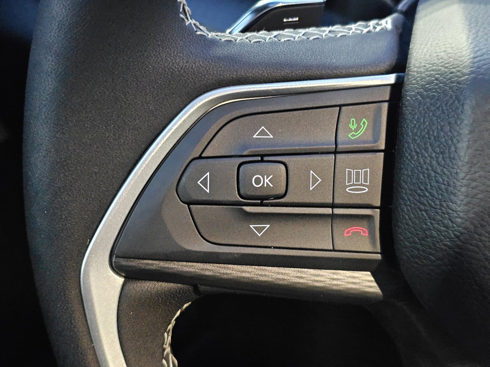 New 2025 Jeep Grand Cherokee L Laredo image 17