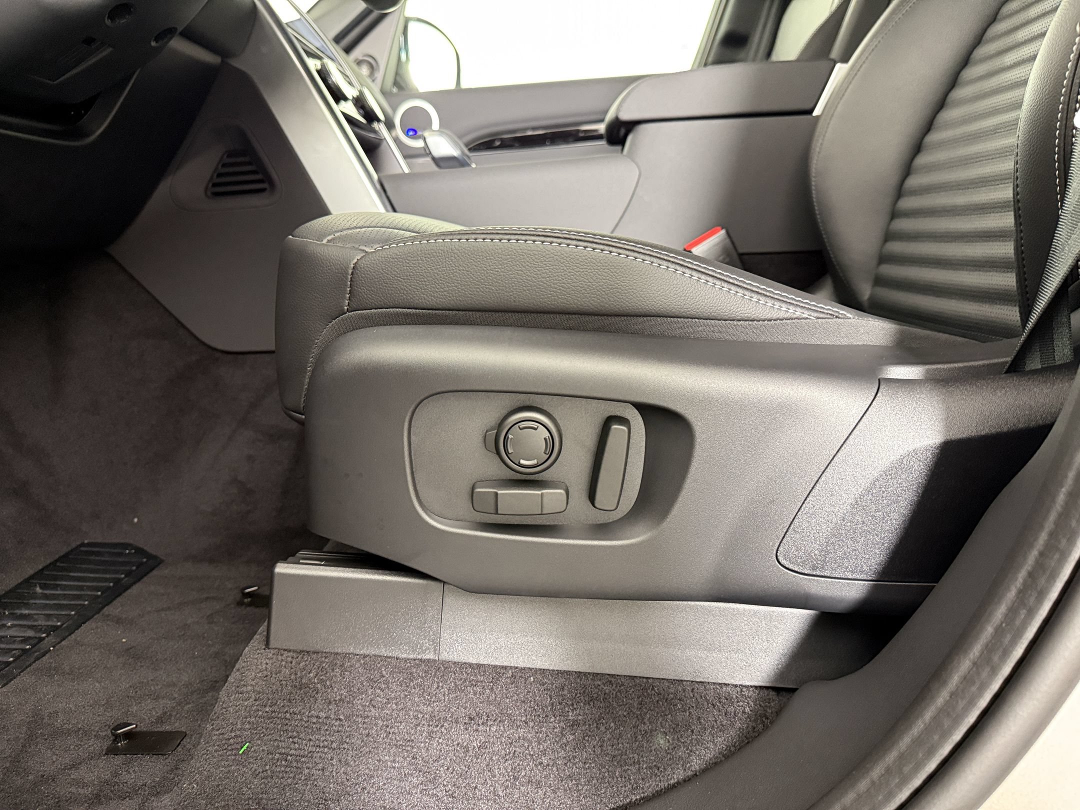 New 2026 Land Rover Discovery S AWD/4WD image 15