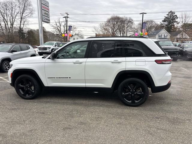 Used 2023 Jeep Grand Cherokee Limited w/ Black Appearance Package AWD/4WD image 6
