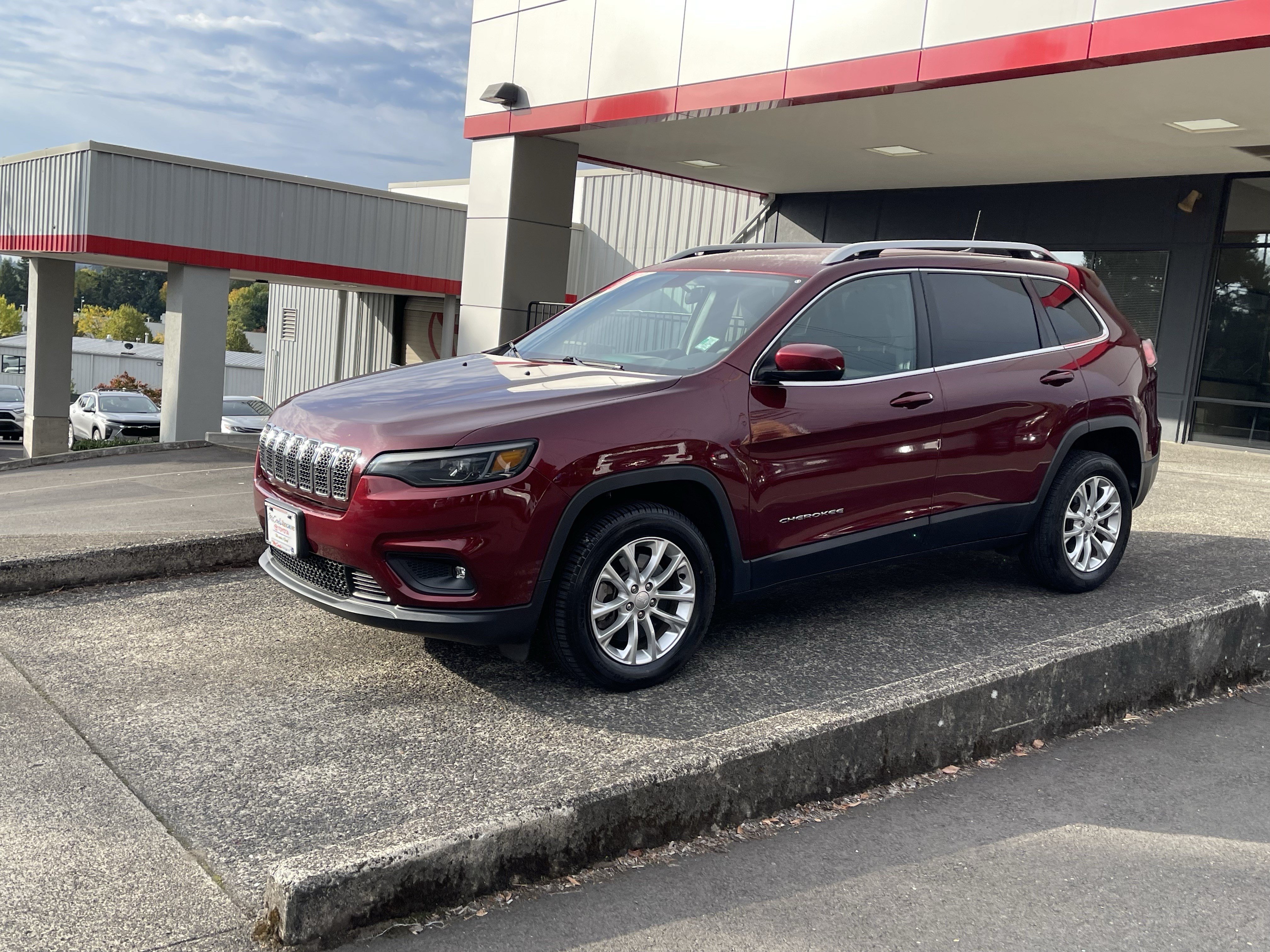 Used 2019 Jeep Cherokee Latitude w/ Popular Appearance Group FWD image 4