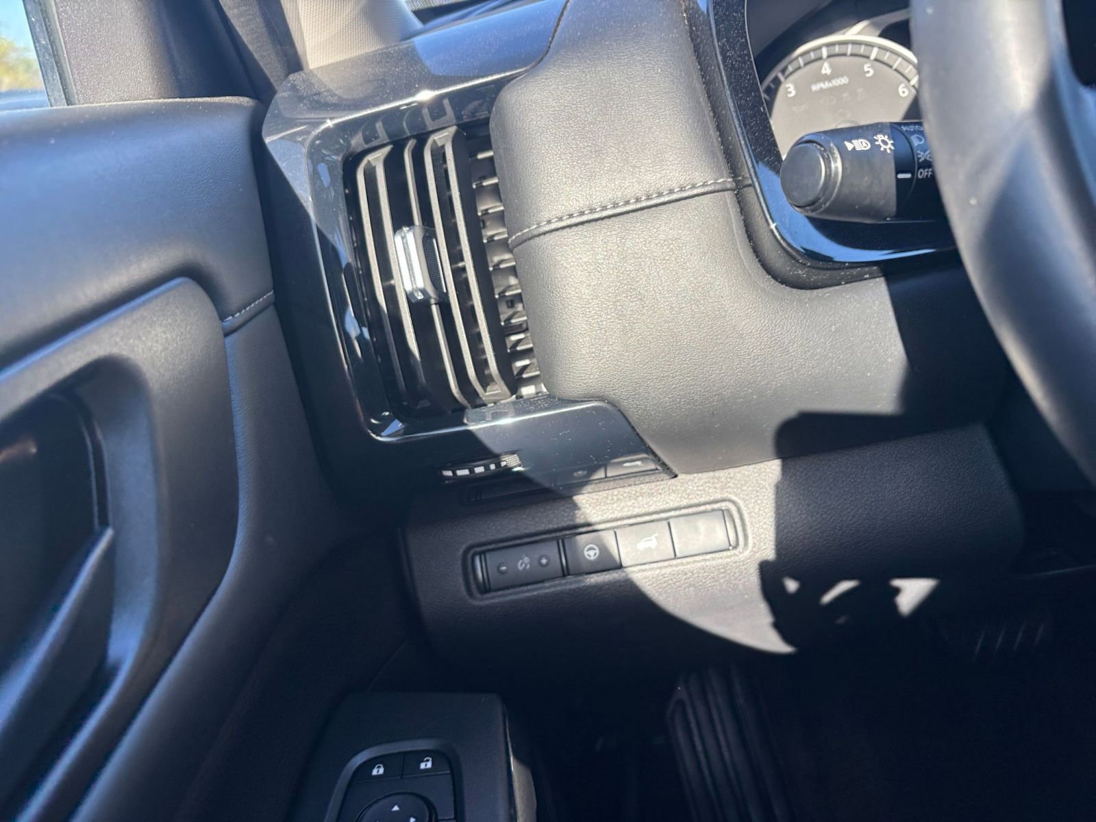 Used 2025 Nissan Pathfinder SV image 37