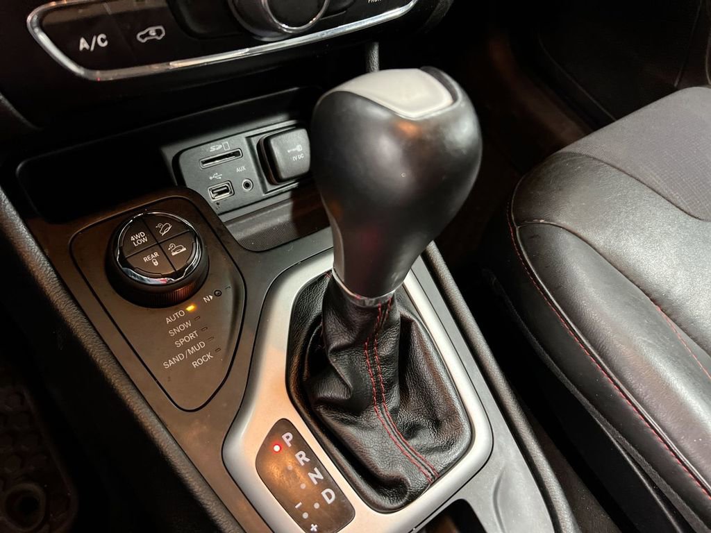 Used 2015 Jeep Cherokee Trailhawk AWD/4WD image 17