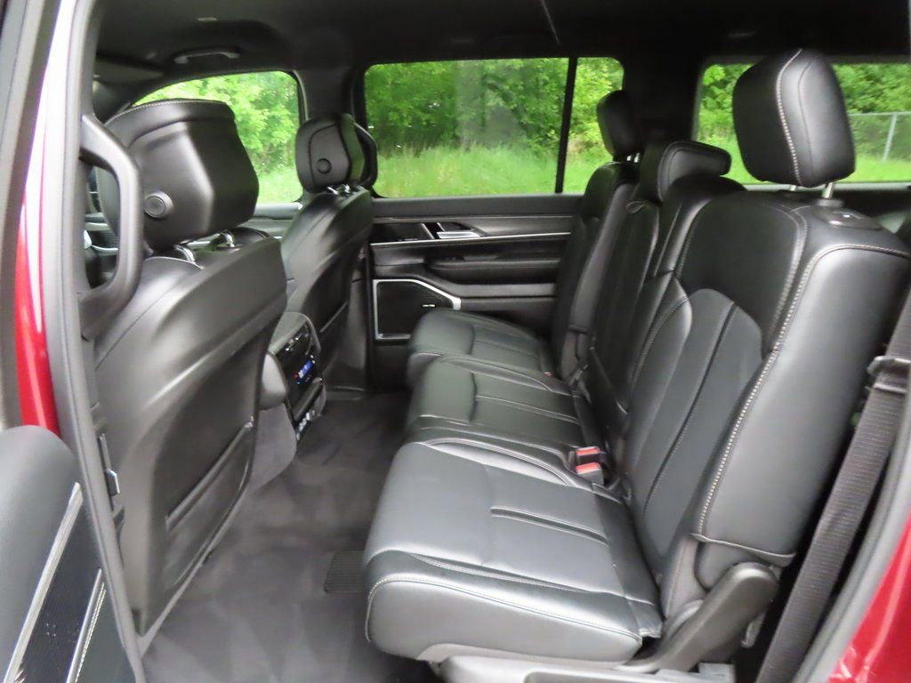 Certified 2024 Jeep Wagoneer L Series II w/ Flexible Seating Group image 35