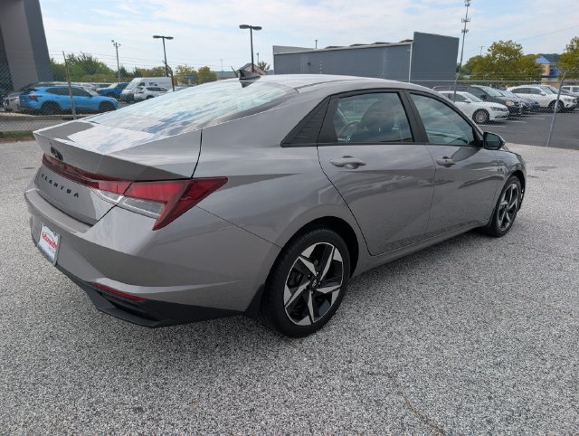 Used 2023 Hyundai Elantra SEL w/ Convenience Package FWD image 5