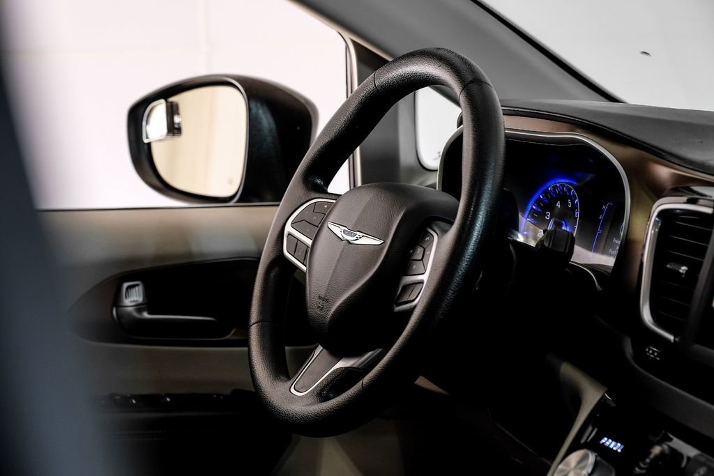 Used 2020 Chrysler Voyager Lxi image 11