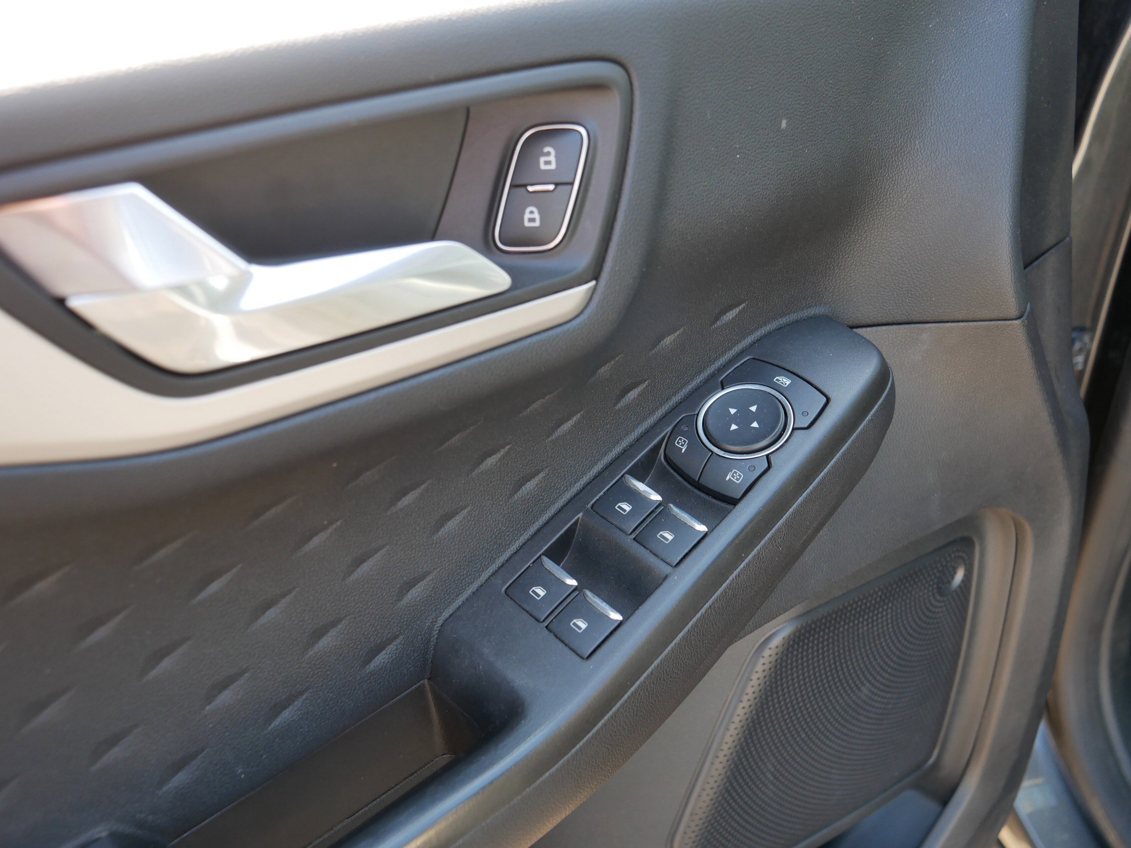 Used 2020 Ford Escape SE Sport image 15