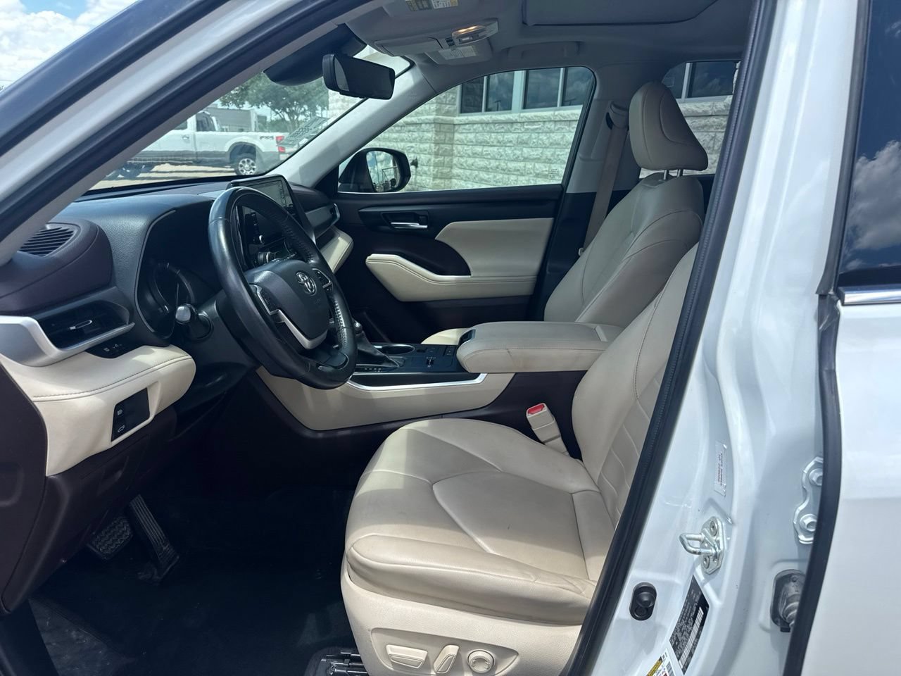 Used 2022 Toyota Highlander XLE FWD image 9