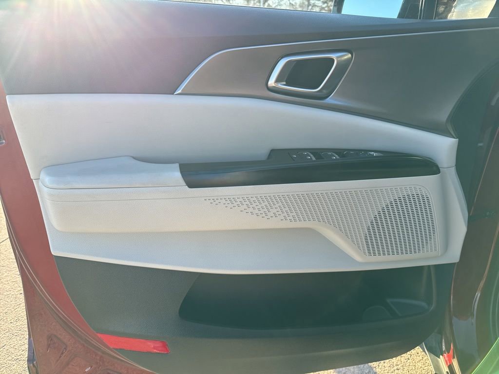 Used 2024 Kia Carnival LX image 10