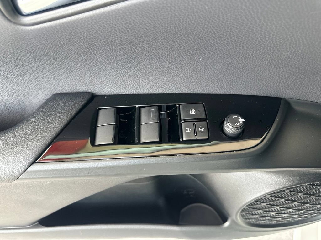 Certified 2022 Toyota Prius XLE FWD image 22