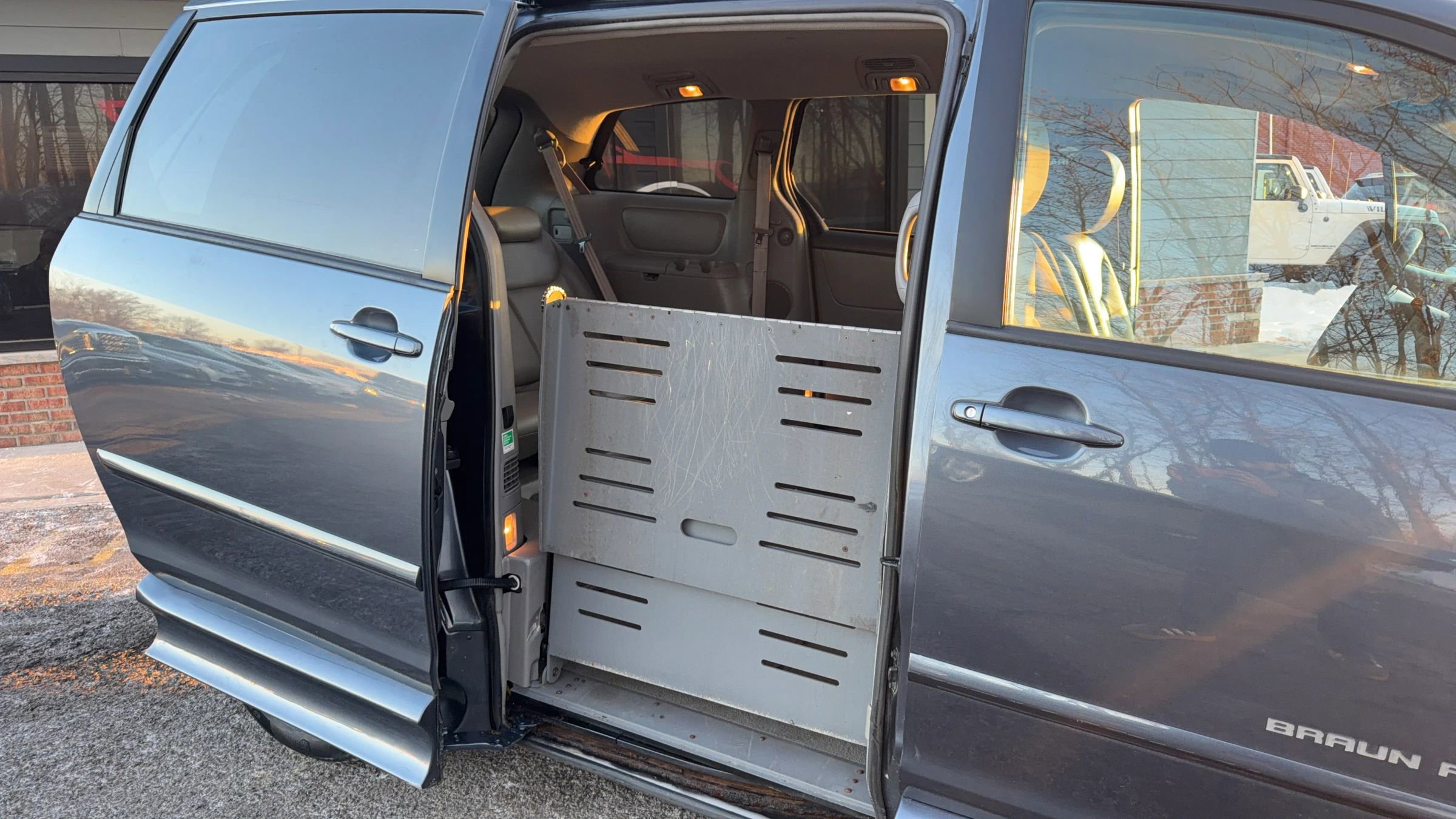 Used 2010 Toyota Sienna LE FWD image 24