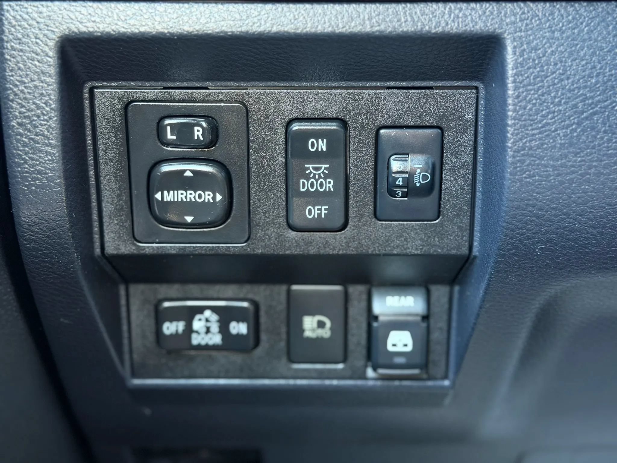 Used 2018 Toyota Tundra SR5 w/ SR5 Upgrade Package RWD image 20