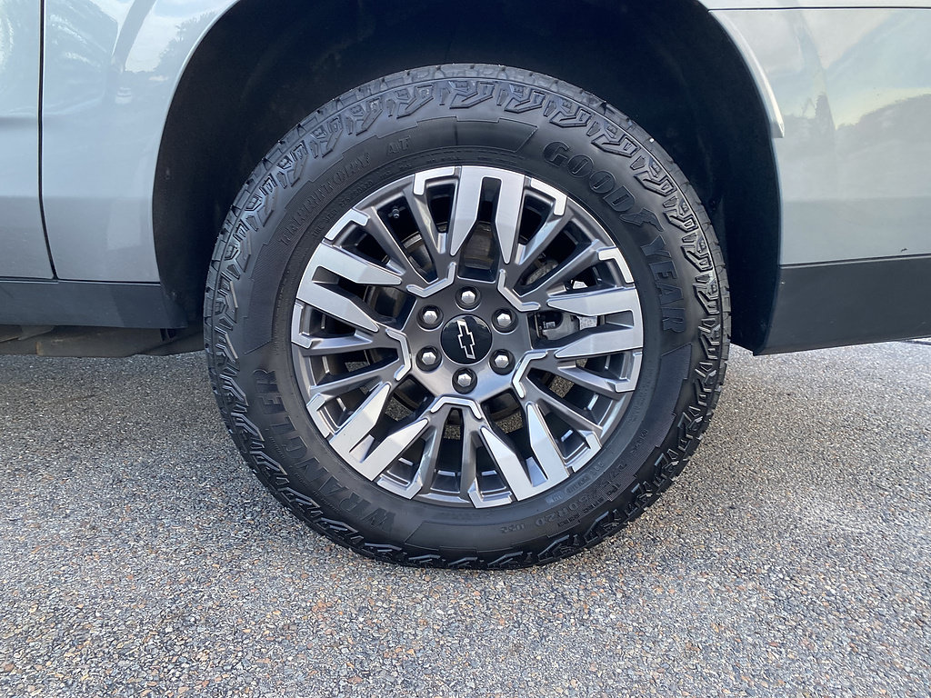 Used 2025 Chevrolet Suburban Z71 AWD/4WD image 9