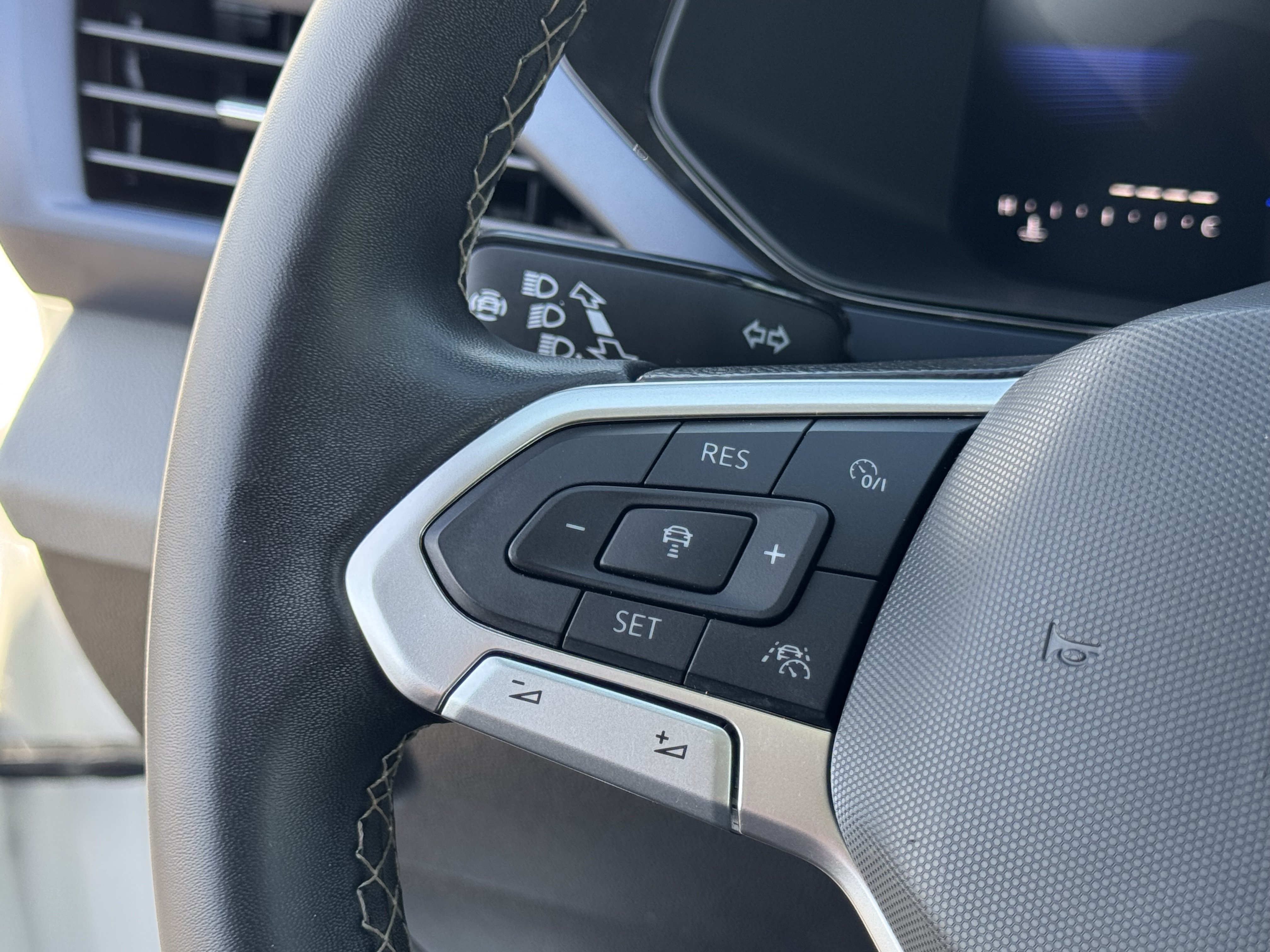 Used 2023 Volkswagen Taos SE w/ Panoramic Sunroof Package FWD image 19