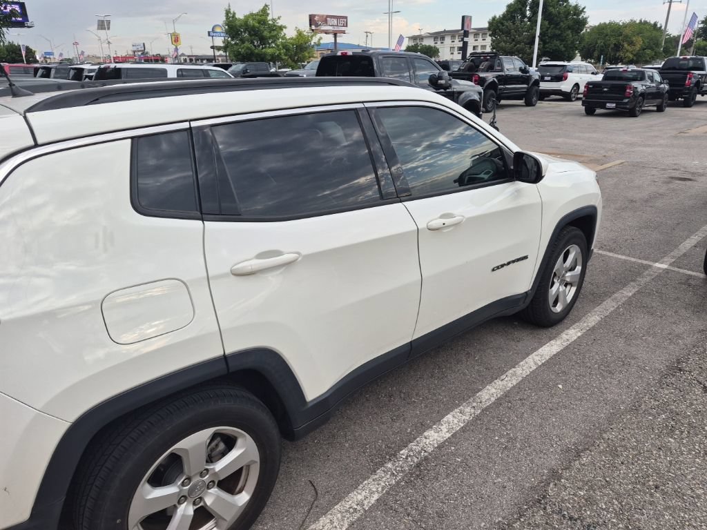 Used 2018 Jeep Compass Latitude FWD image 11