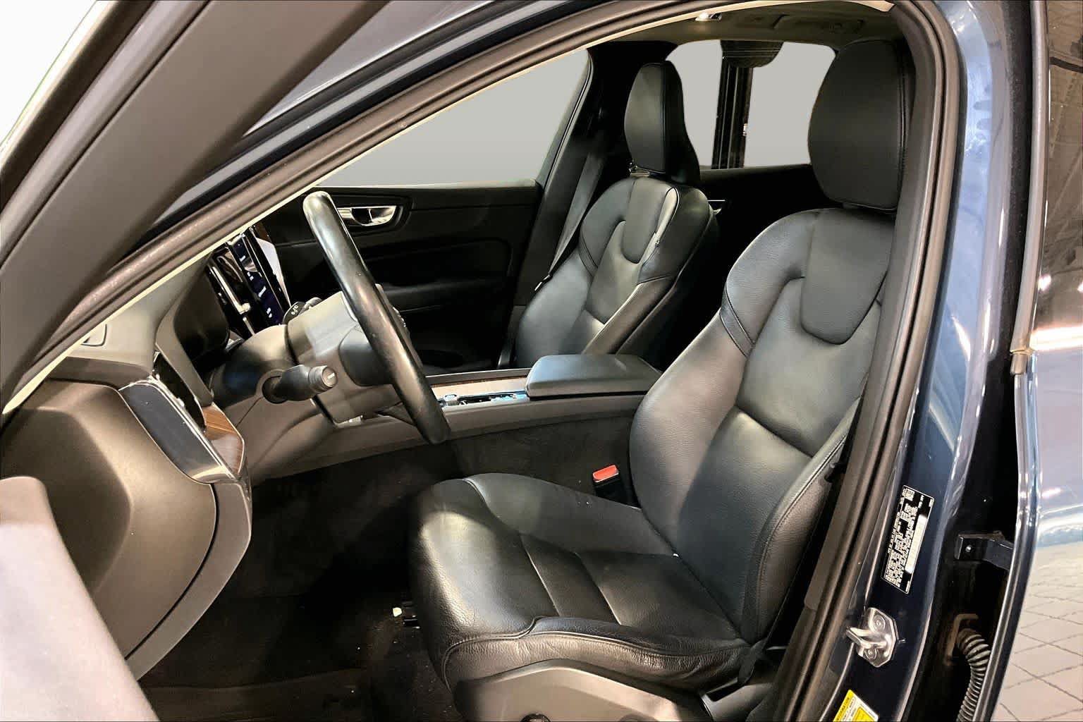 Used 2021 Volvo XC60 T5 Momentum w/ Premium Package AWD/4WD image 9