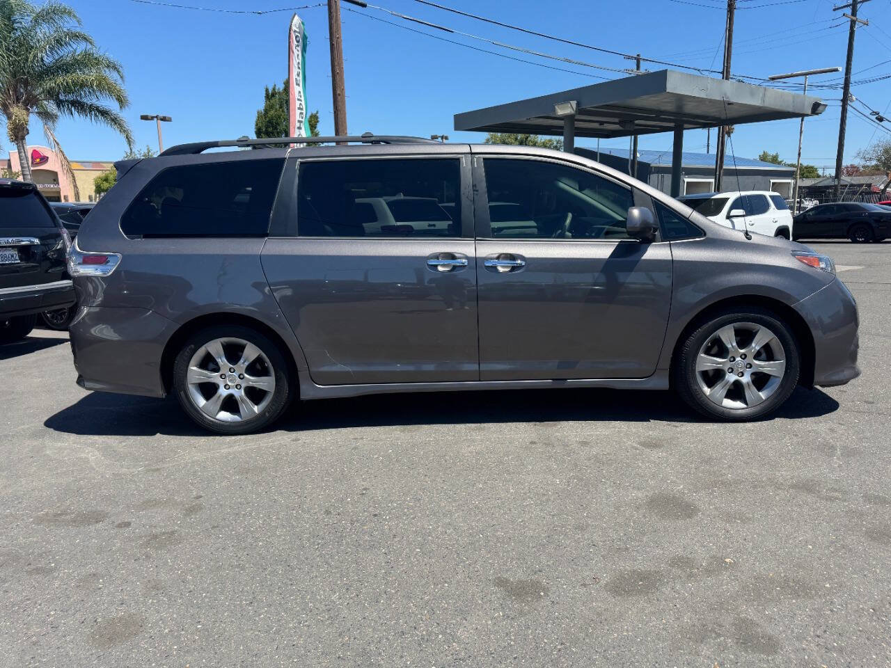Used 2014 Toyota Sienna SE FWD image 8