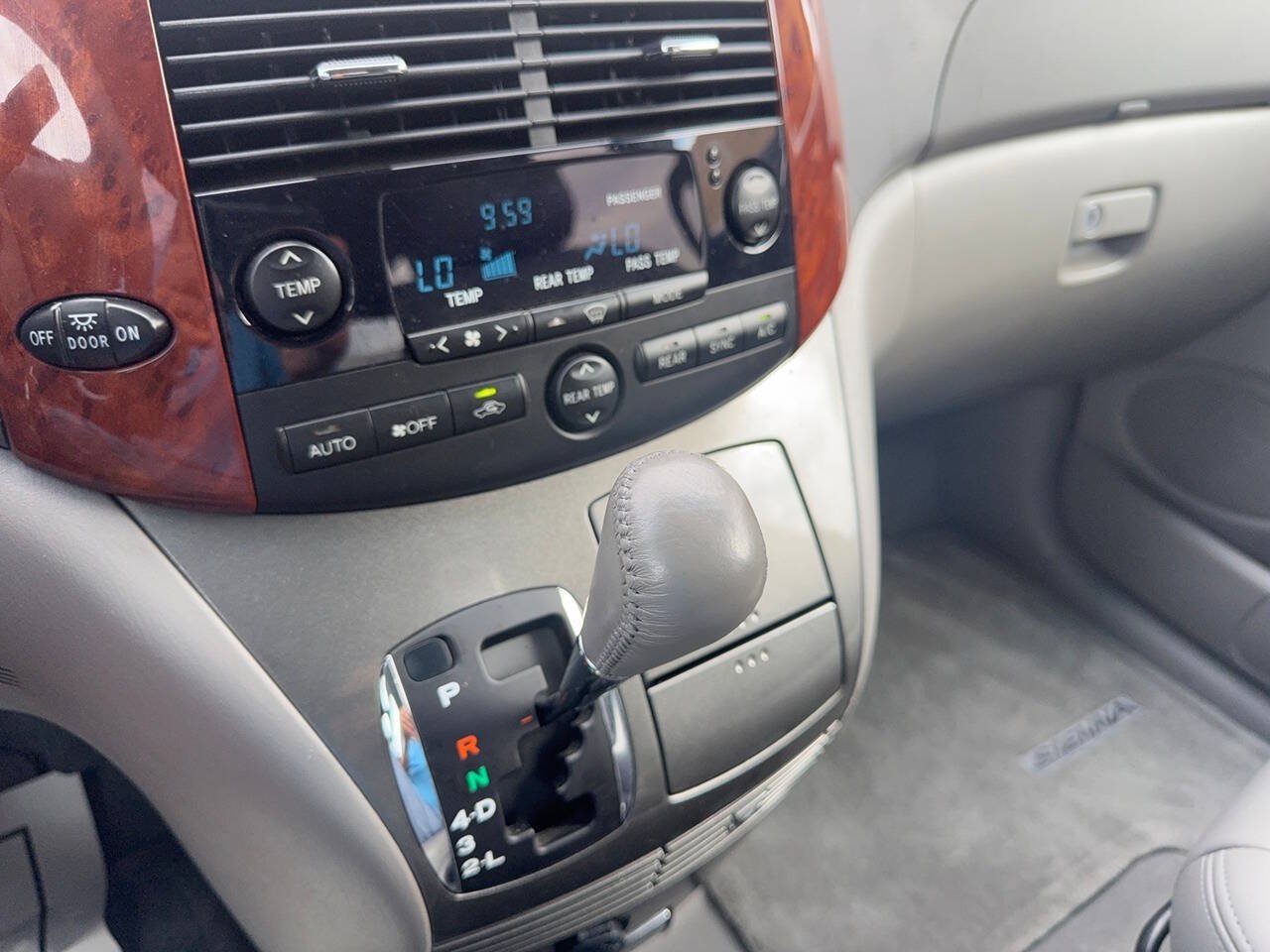 Used 2004 Toyota Sienna XLE w/ XLE Pkg 19 FWD image 40