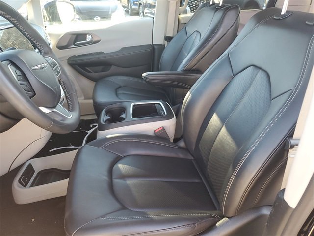Used 2024 Chrysler Pacifica Touring-L image 24
