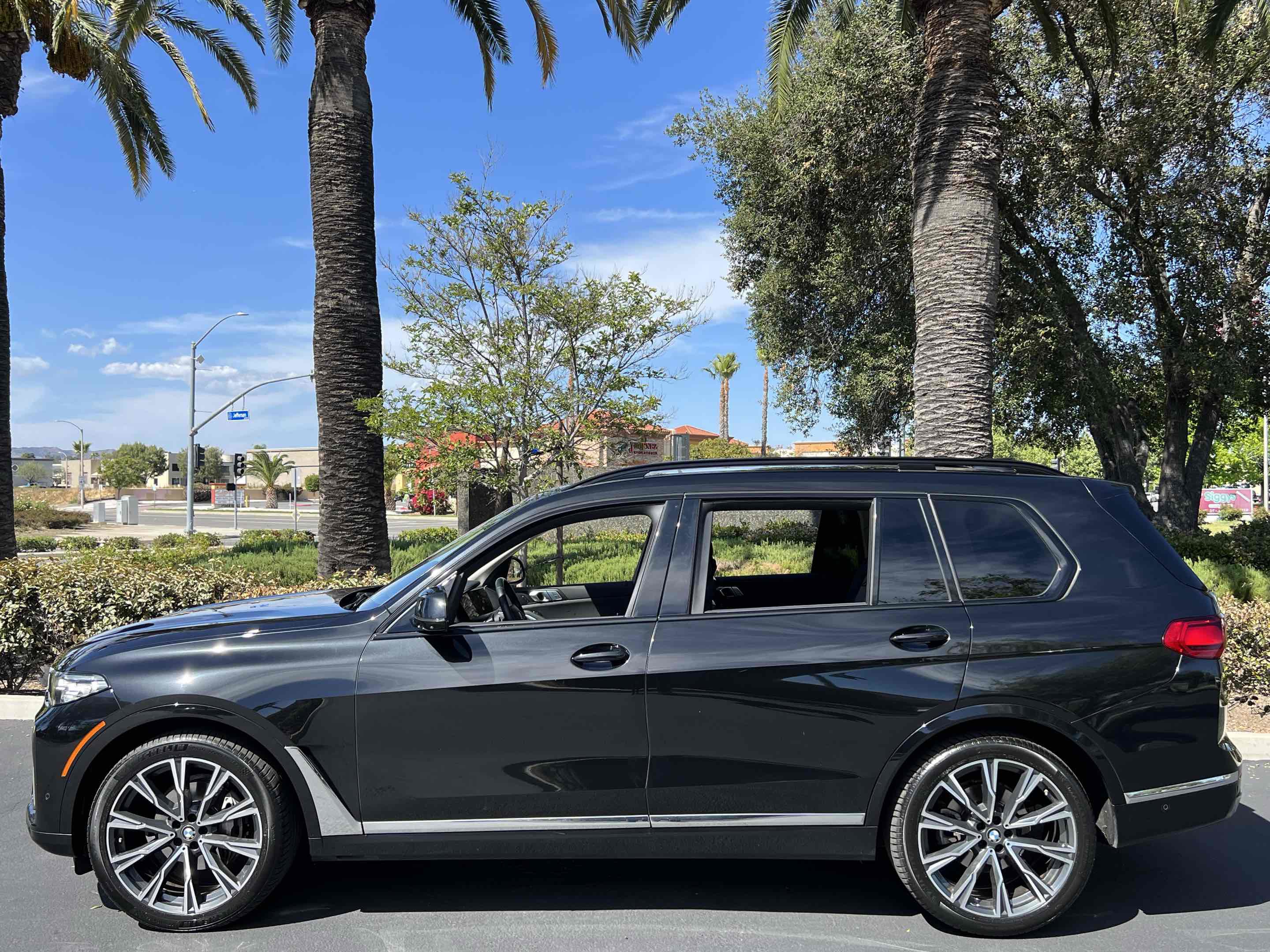 Used 2022 BMW X7 xDrive40i w/ Premium Package AWD/4WD image 21