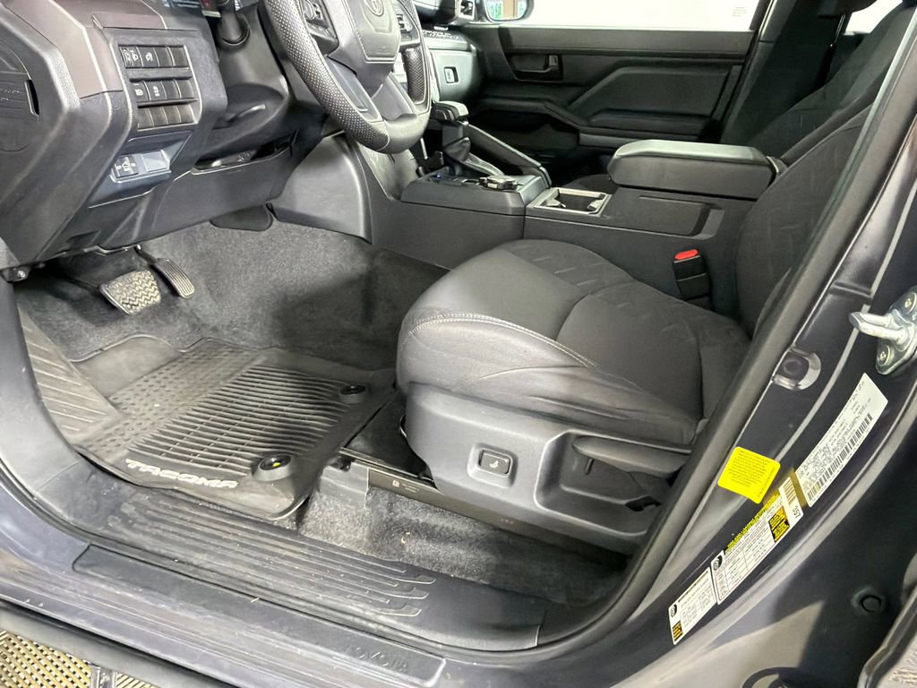 Used 2025 Toyota Tacoma SR5 AWD/4WD image 9
