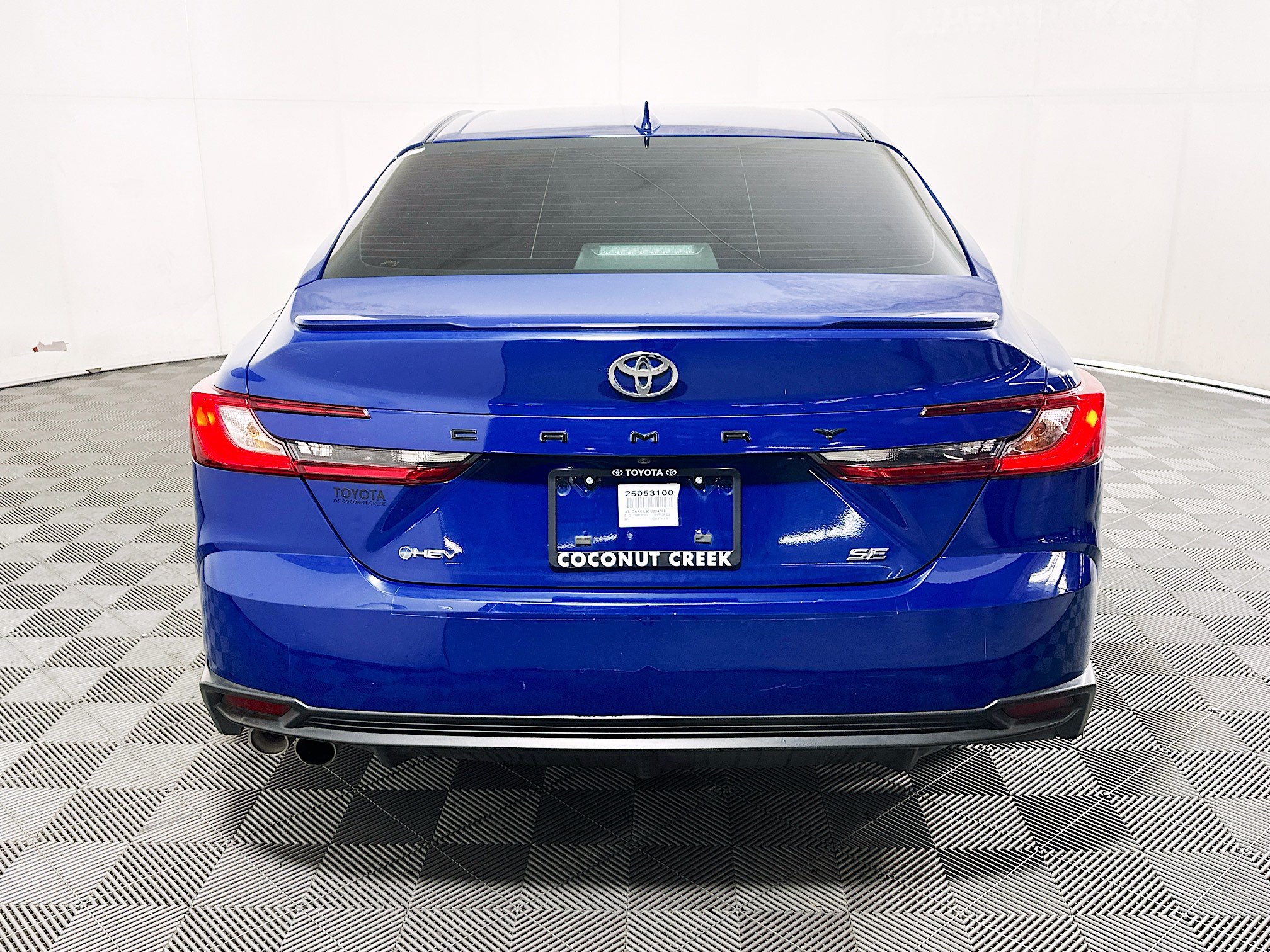 Used 2025 Toyota Camry SE w/ Convenience Package FWD image 4