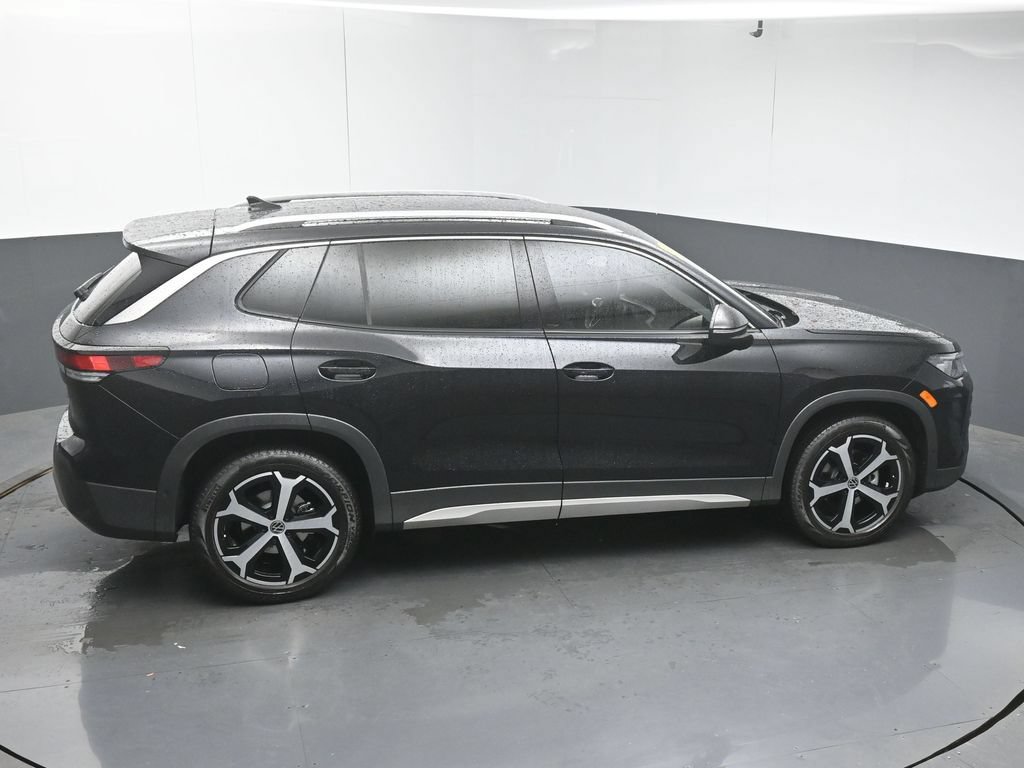 Used 2025 Volkswagen Tiguan SE FWD image 47