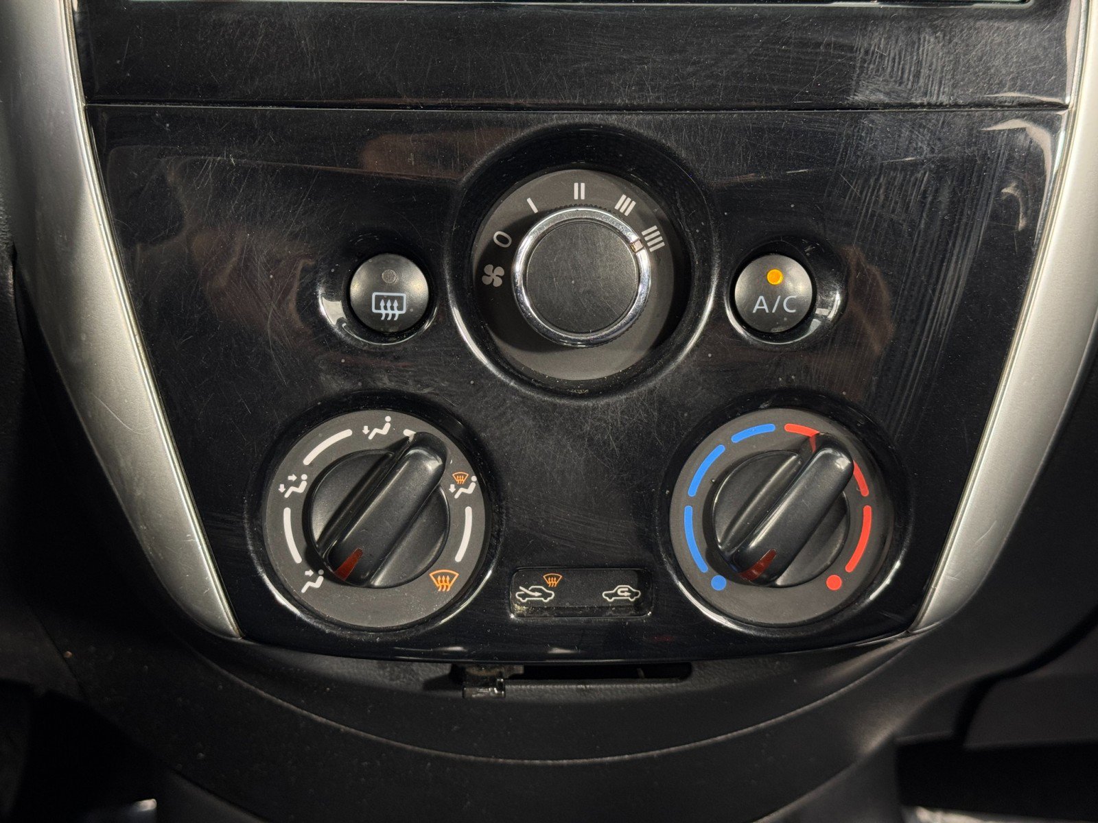 Used 2018 Nissan Versa SV w/ SV Special Edition Package image 24