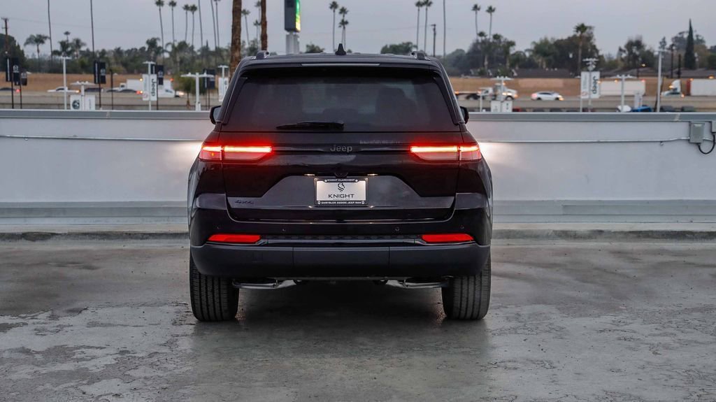 New 2025 Jeep Grand Cherokee Altitude image 8