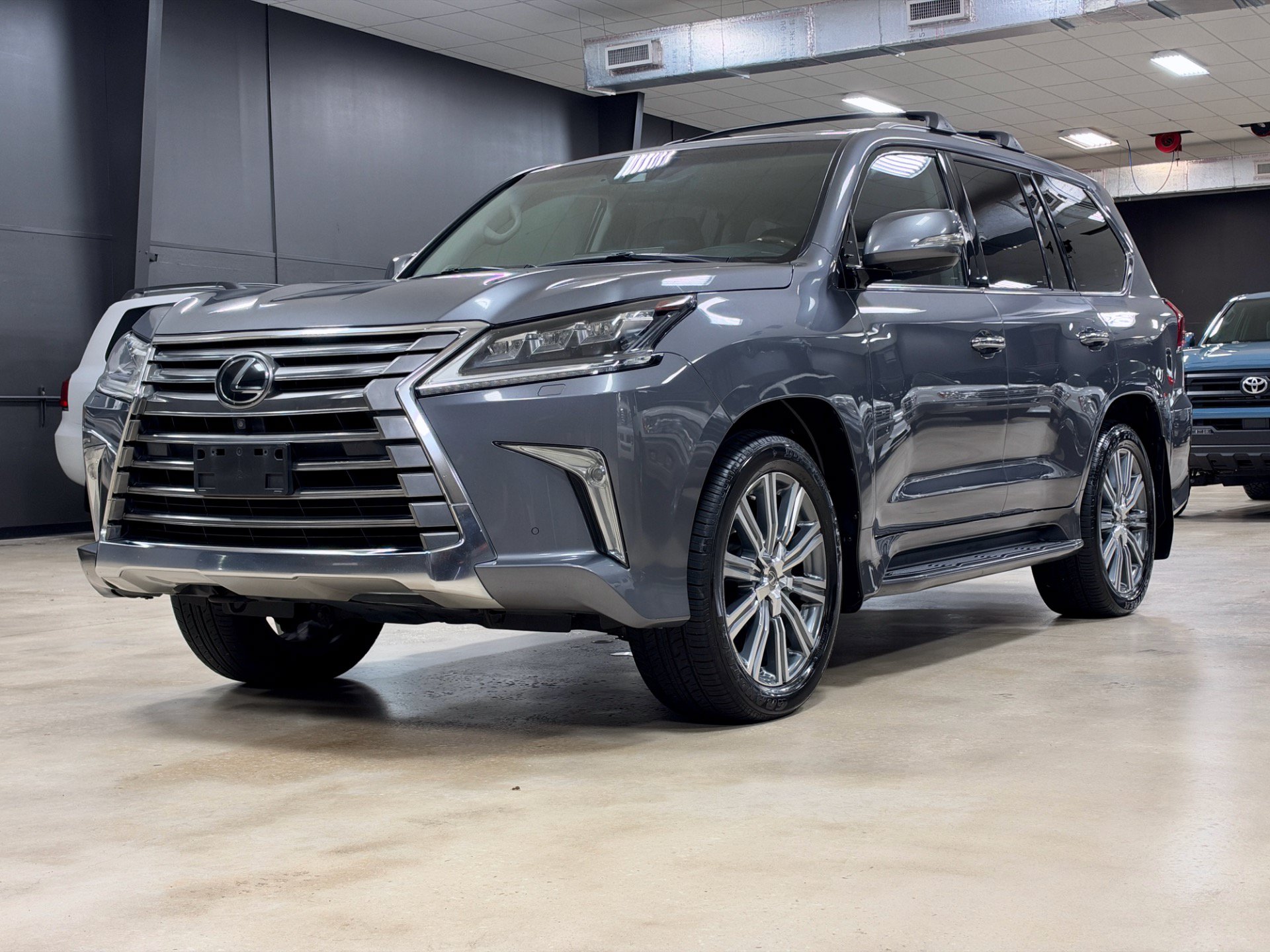 Used 2017 Lexus LX 570 4WD w/ Luxury Package image 2