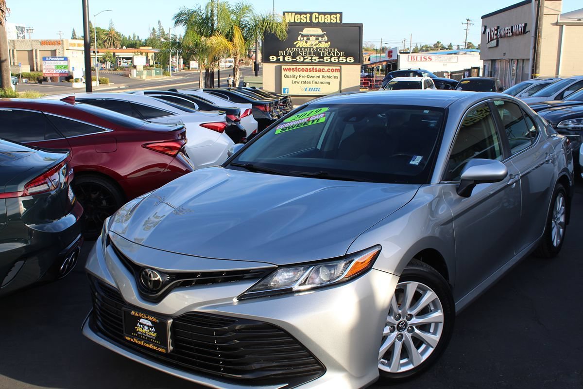 Used 2019 Toyota Camry LE w/ Carpet Mat Package FWD image 2