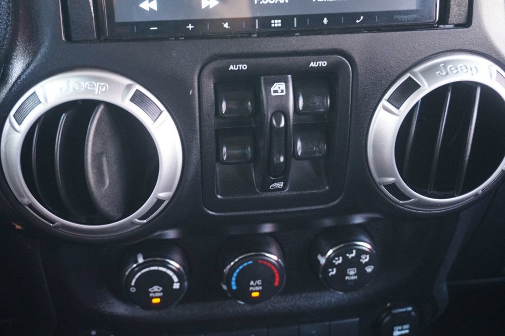 Used 2018 Jeep Wrangler Unlimited Sahara AWD/4WD image 31