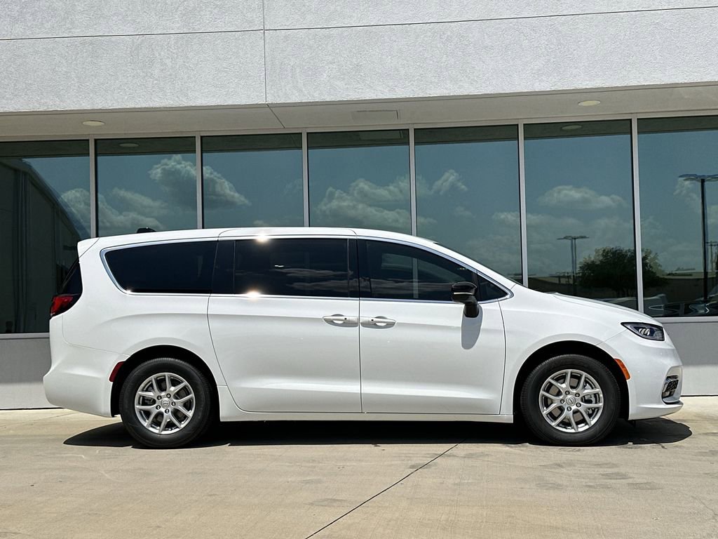 New 2025 Chrysler Pacifica Select image 6