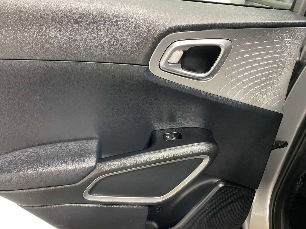Used 2025 Kia Soul LX w/ LX Technology Package FWD image 13