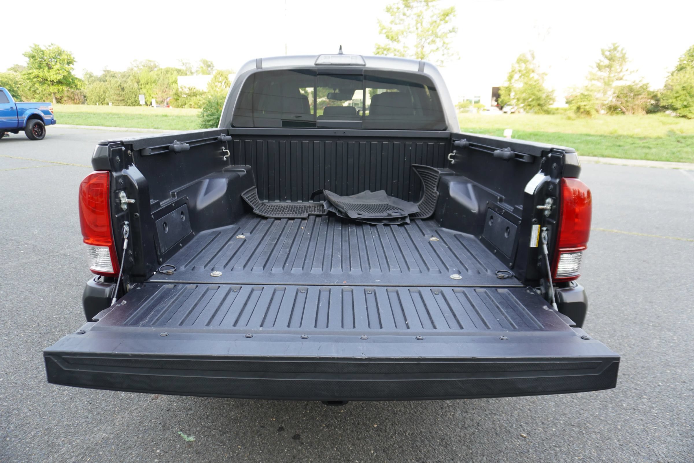 Used 2018 Toyota Tacoma SR5 AWD/4WD image 24