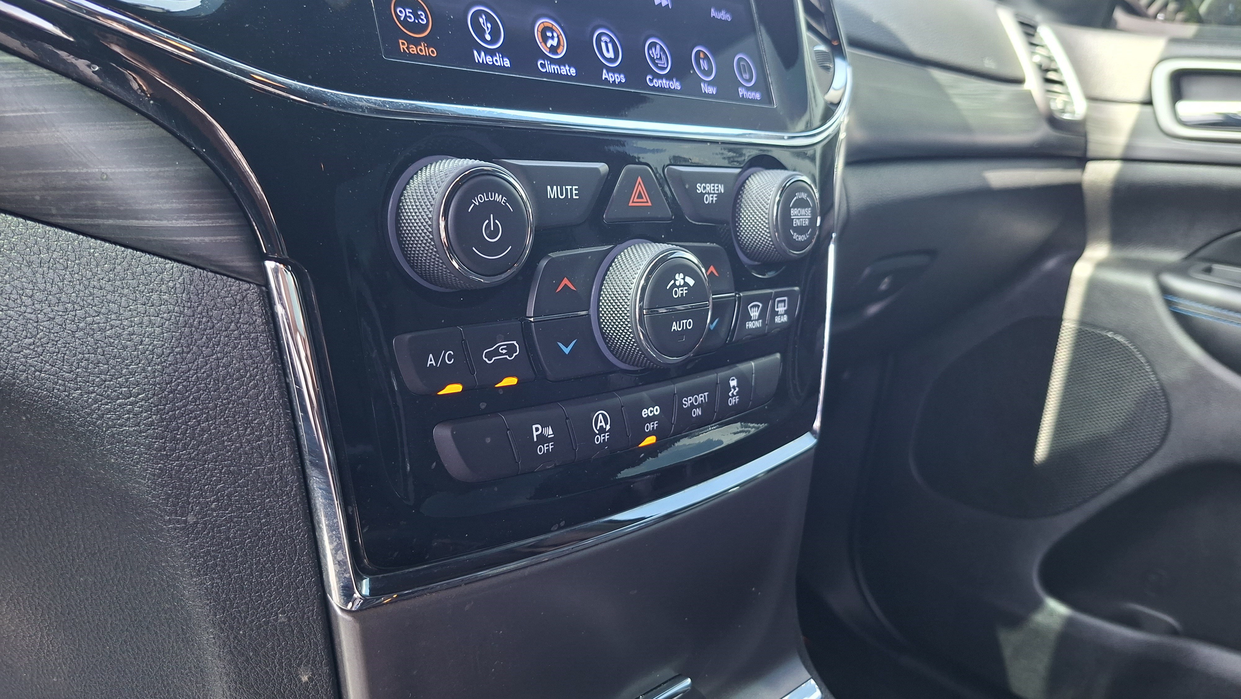 Used 2019 Jeep Grand Cherokee Laredo RWD image 15