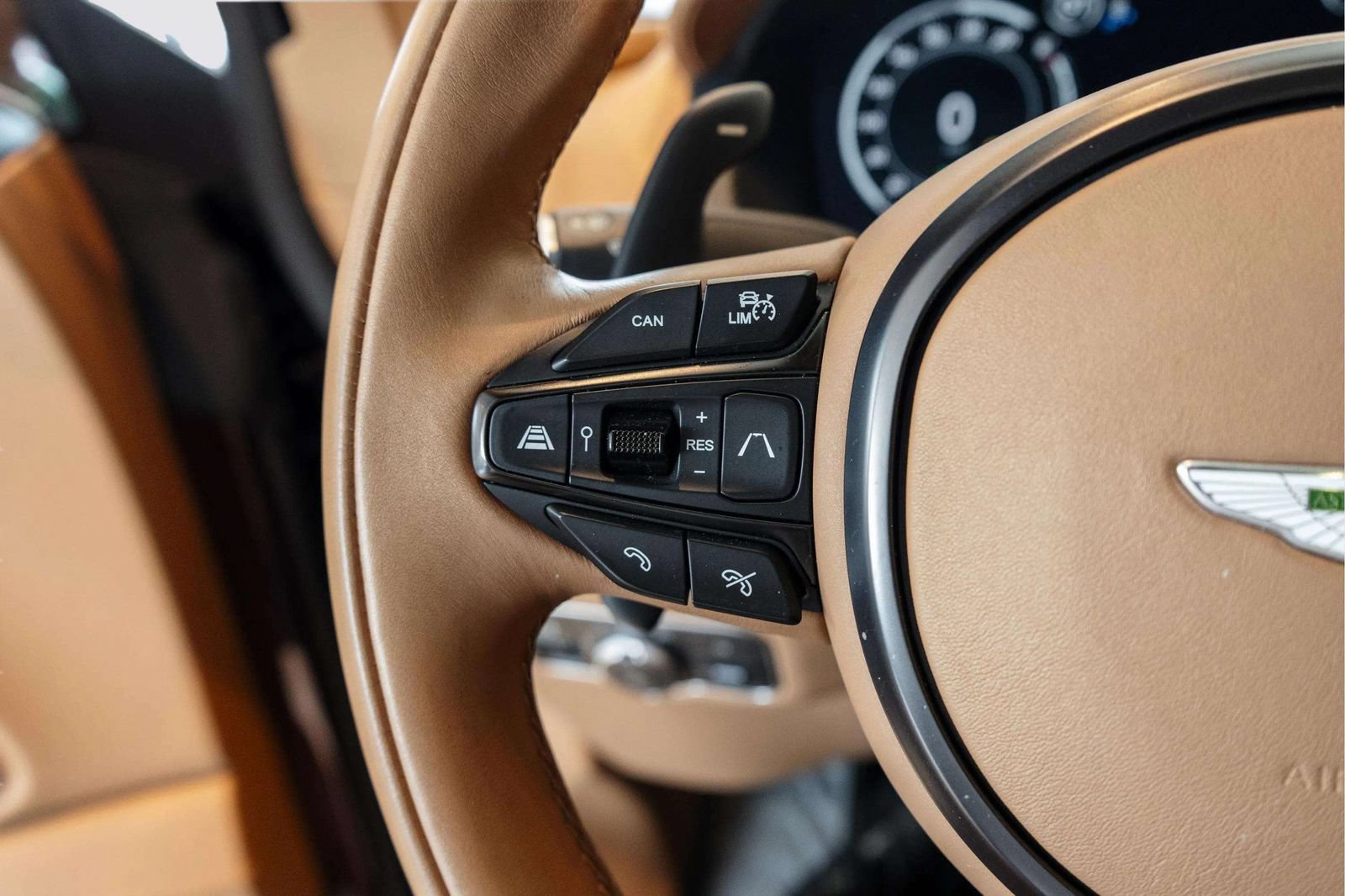 Used 2022 Aston Martin DBX AWD/4WD image 32