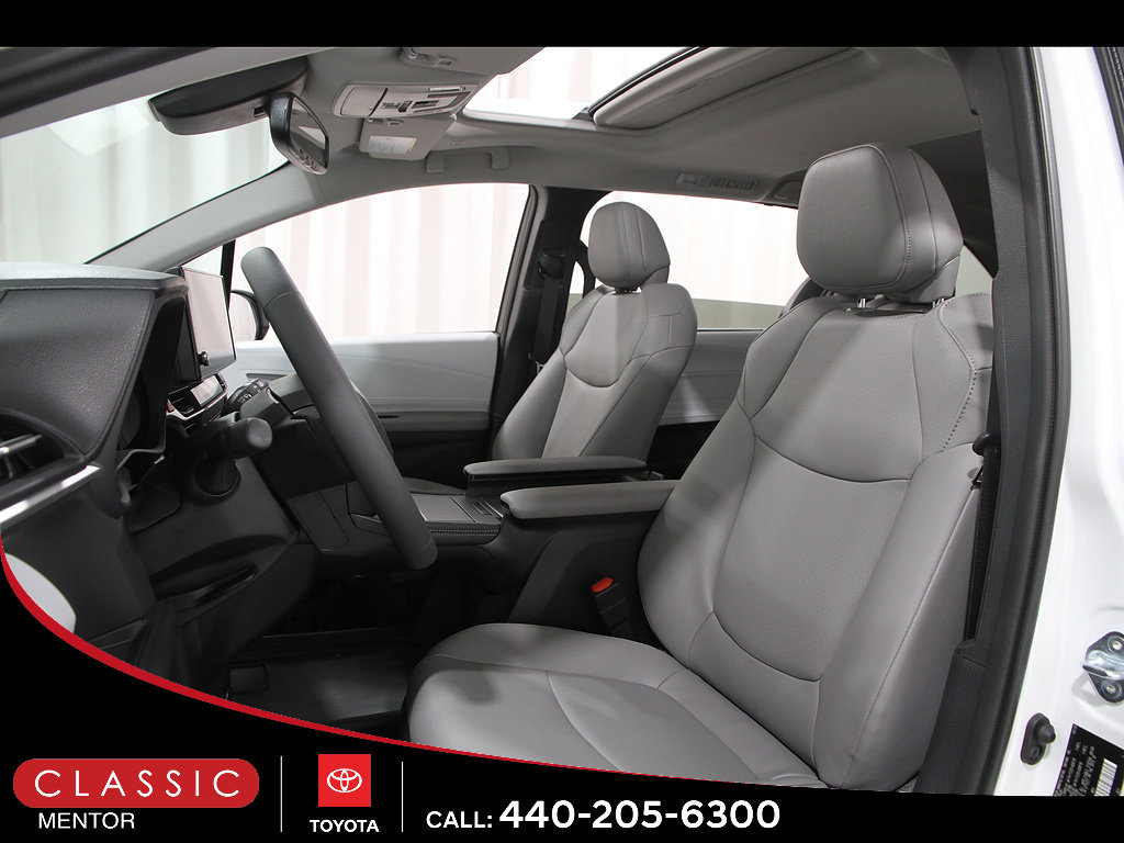 Used 2026 Toyota Sienna XLE FWD image 5