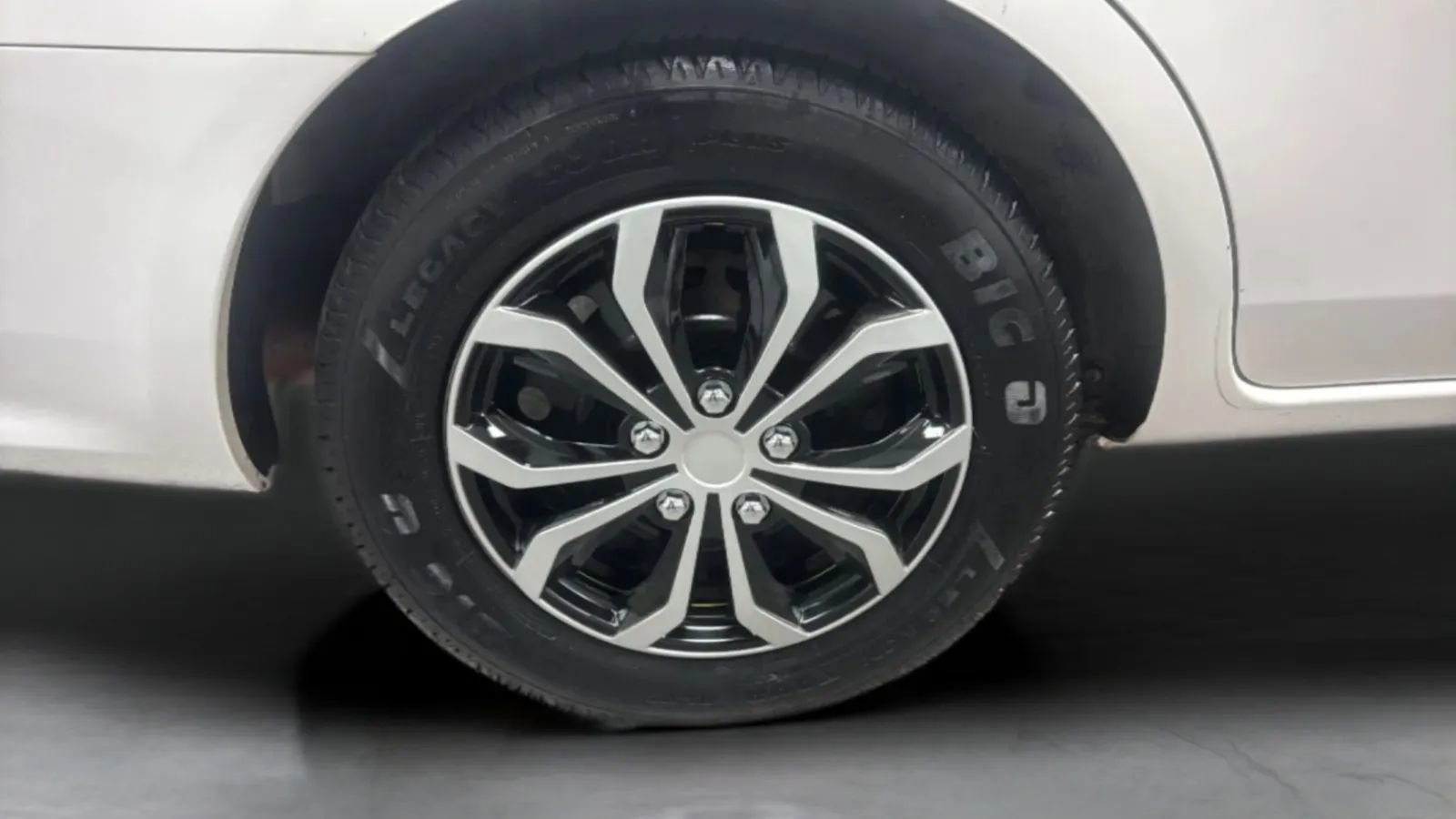 Used 2017 Nissan Versa SV FWD image 30