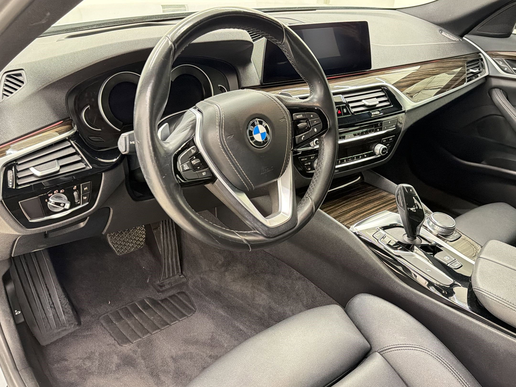 Used 2019 BMW 530i w/ Convenience Package image 4