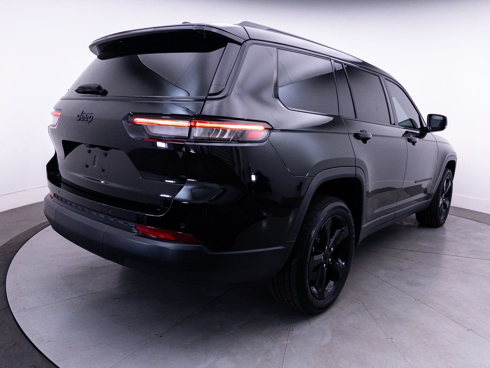 Used 2024 Jeep Grand Cherokee L Altitude RWD image 17