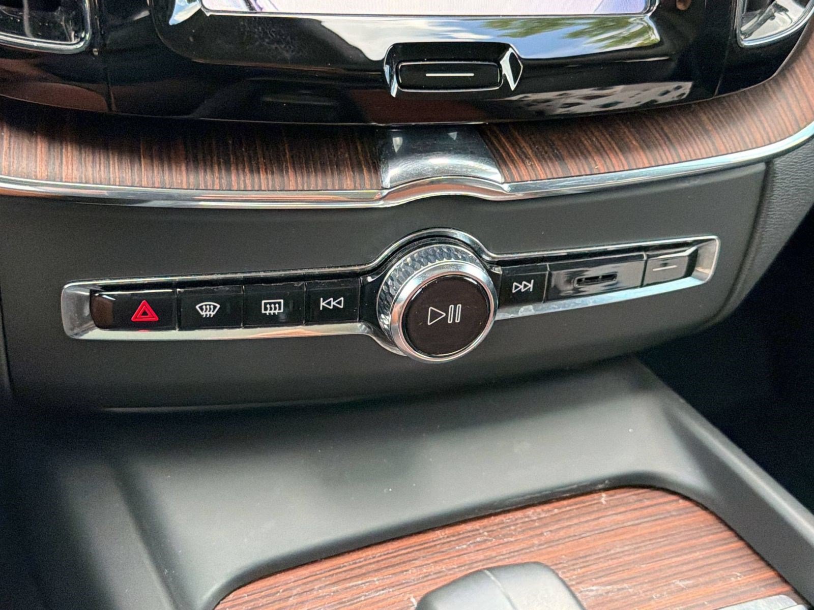Certified 2024 Volvo XC60 B5 Plus AWD/4WD image 17