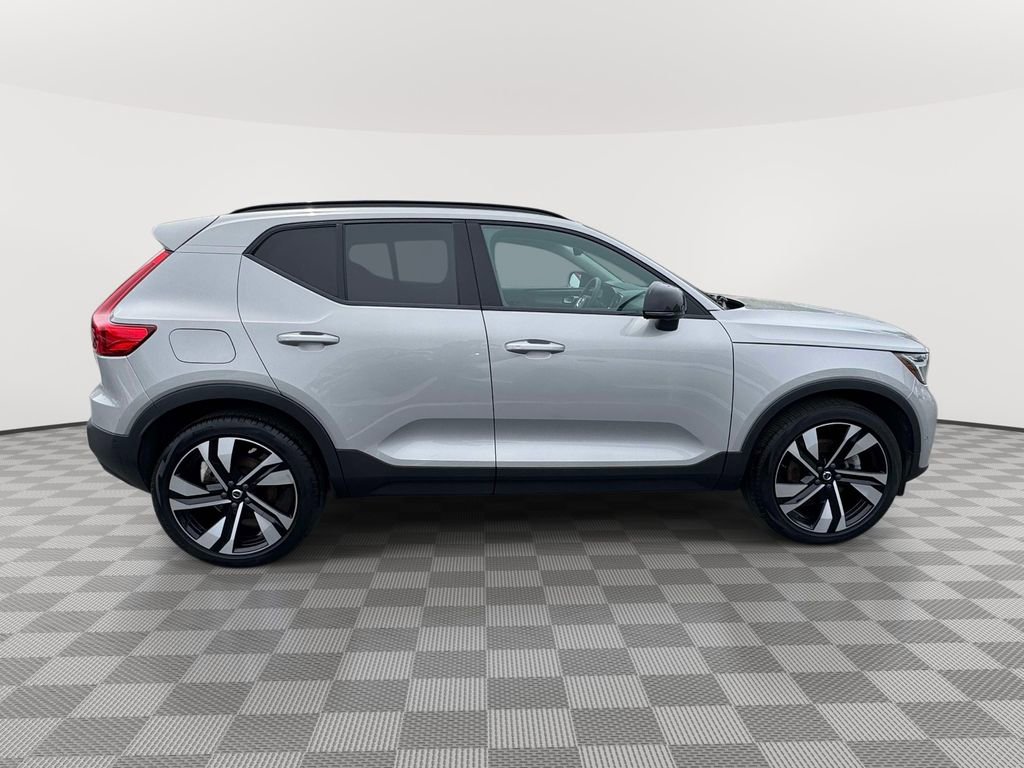 Used 2023 Volvo XC40 B5 Plus w/ Protection Package Premier AWD/4WD image 3
