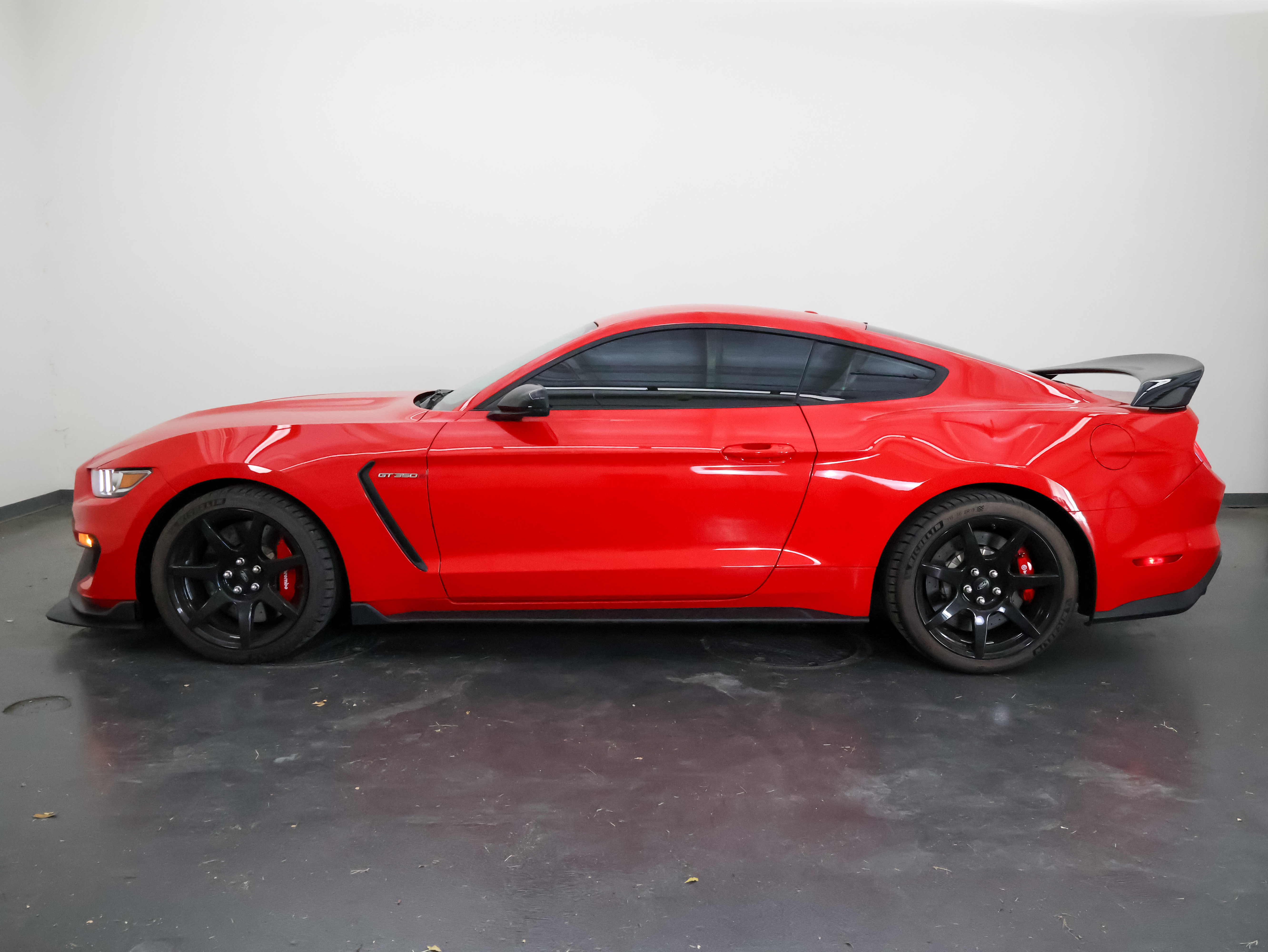 Used 2017 Ford Mustang Shelby GT350R w/ GT350R Equipment Group 920A RWD image 6