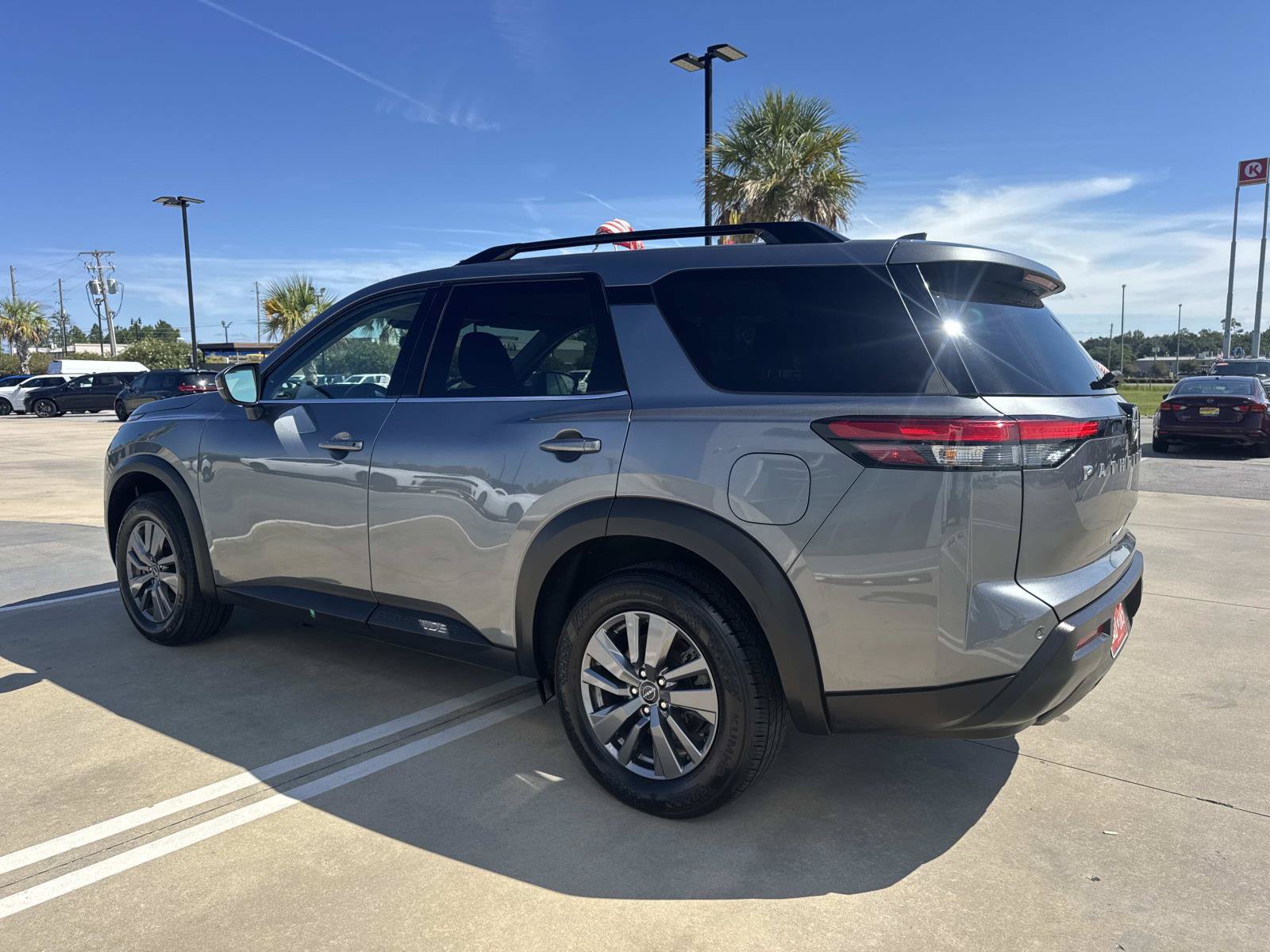 Used 2025 Nissan Pathfinder SV FWD image 5