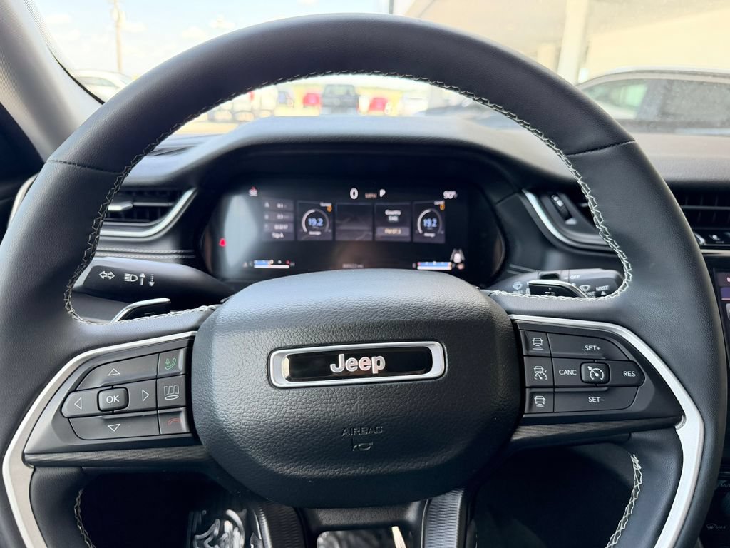Used 2023 Jeep Grand Cherokee Laredo w/ Luxury Tech Group I AWD/4WD image 11