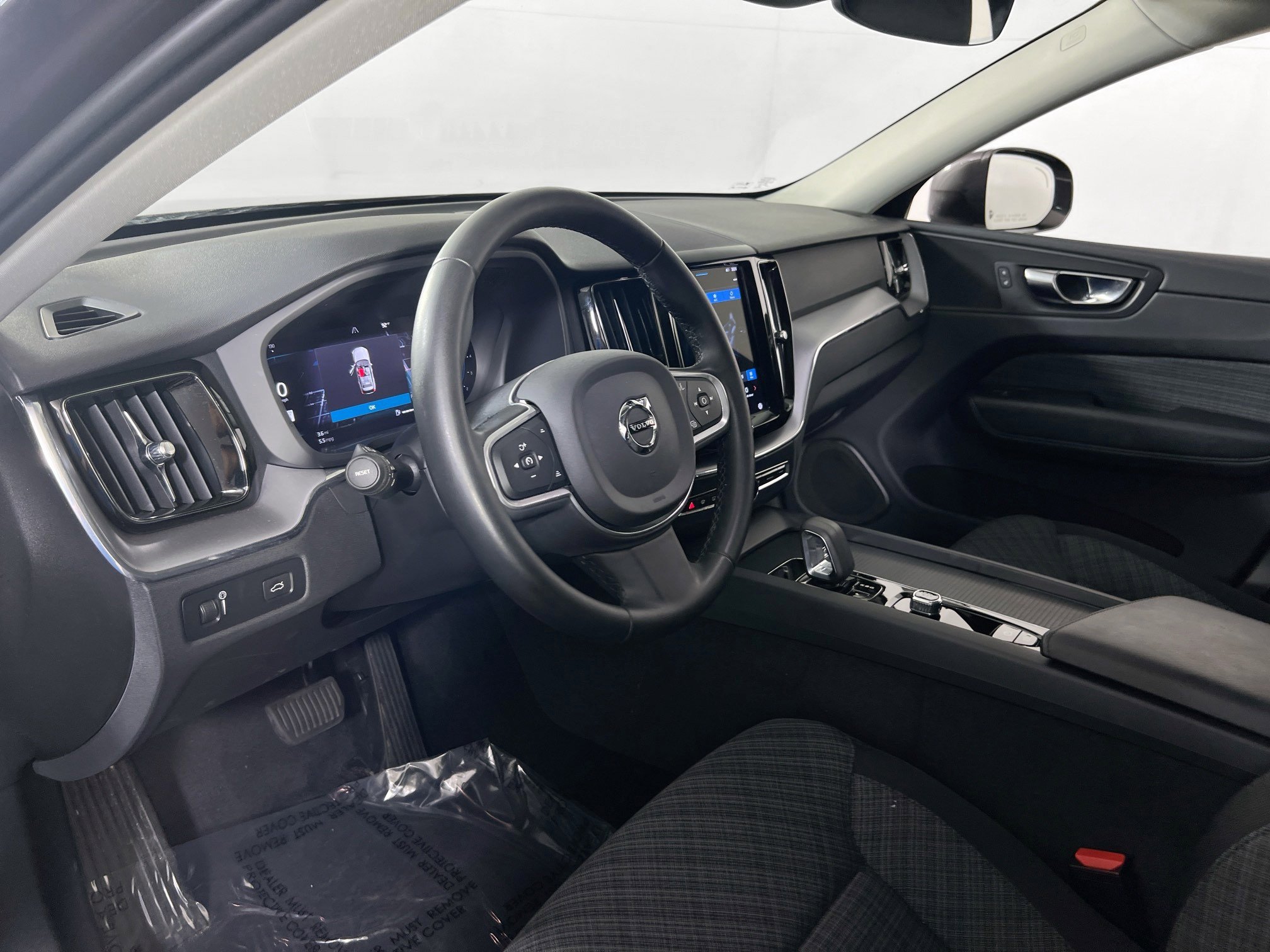 Used 2022 Volvo XC60 B5 Momentum image 9