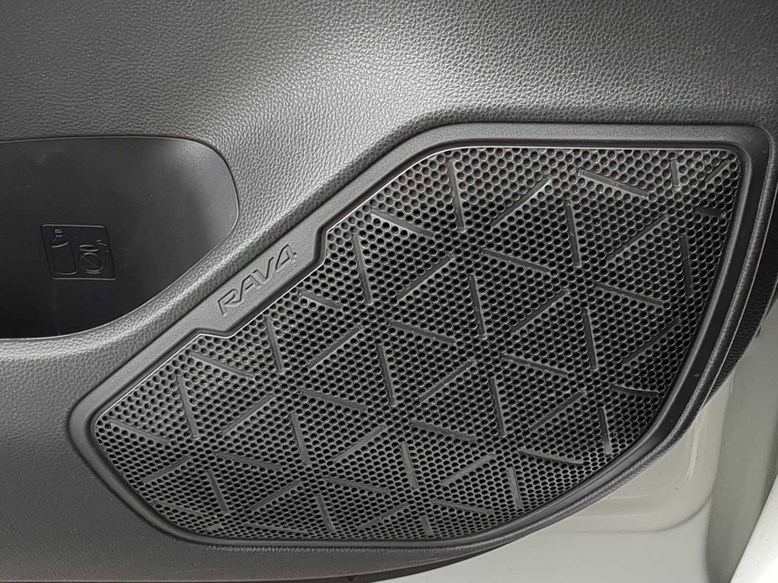 Used 2020 Toyota RAV4 XLE image 32