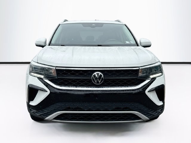 Used 2024 Volkswagen Taos SE FWD image 2